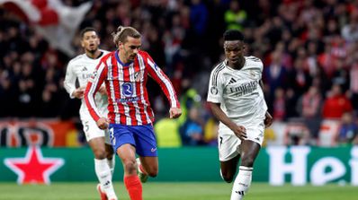 Jugadores del Atlético de Madrid y Real Madrid disputando un balón durante un derbi anterior en el estadio Cívitas Metropolitano.