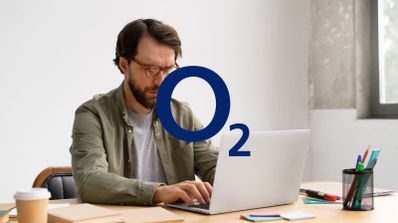 Ilustración conceptual del servicio de atención al cliente de O2 España analizando una conexión de red WiFi 6 en un ordenador portátil