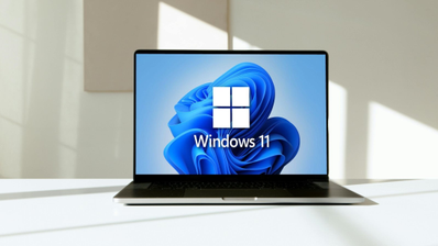 Ilustración de un ordenador portátil con el logo de Windows 11 y un icono de alerta sobre un disco SSD, simbolizando un fallo de hardware del sistema