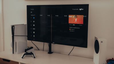 Interfaz de la plataforma Movistar Plus+ mostrando un partido de fútbol en directo en una Smart TV