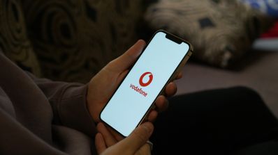 Smartphone mostrando la pantalla de inicio con el logo de Vodafone, ilustrando el tema del artículo sobre la aplicación del operador.