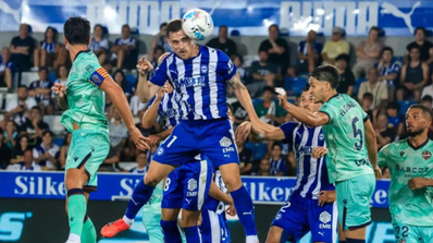 Acción de juego durante el partido de uno de los encuentros disponibles en Movistar Plus+