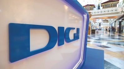 Fachada de una tienda de Digi Mobil en A Coruña con la persiana bajada durante la jornada de huelga del 23 de septiembre de 2025