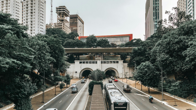 Túnel que pasa bajo la ciudad con muchas zonas verdes