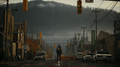 Alan Wake, protagonista de Alan Wake 2, apuntando con una linterna en un bosque oscuro