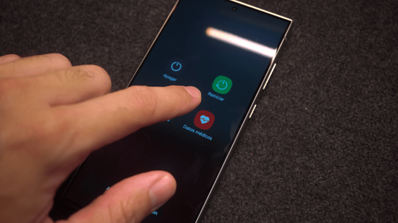 Imagen de un smartphone usando la opción de apagado desde la barra de notificaciones