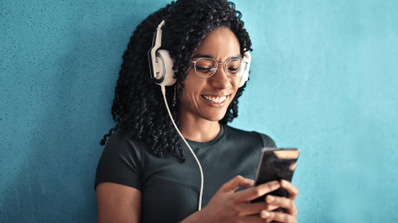 Una chica usando su teléfono móvil