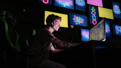 Un gamer disfrutando de una sesión de juegos