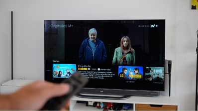 Imagen de un usuario viendo contenido de HBO Mx en Movistar Plus+