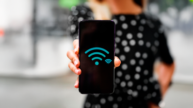 Mujer utilizando su móvil con conexión Dual Wi-Fi