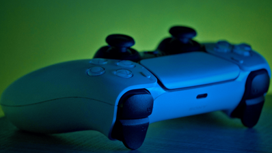 Imagen del mando DualSense de PS5 encima de un escritorio
