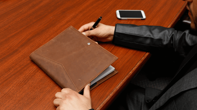 Un ejecutivo firmando documentos importantes