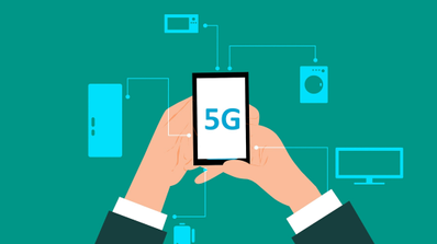 Un ejecutivo sujetando un móvil con el logo de 5G