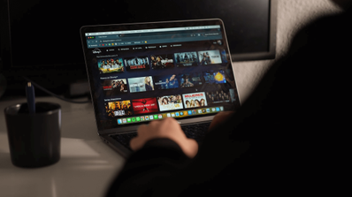 Navegando por Disney+ con un portátil