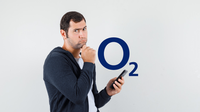 Imagen de un hombre pensativo y reflexivo con un logo de O2