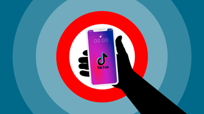 Un móvil accediendo a TikTok con riesgo