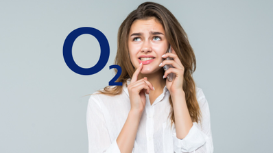 Mujer con gesto de preocupación revisando una factura de teléfono móvil O2