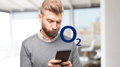 Cliente de O2 realizando un autodiagnóstico desde su móvil.