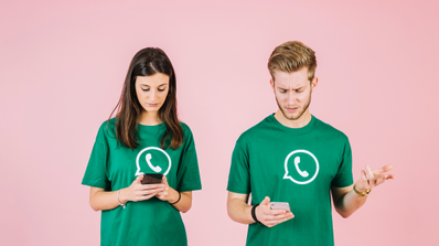 Pantalla de un smartphone mostrando una notificación de 'Cuenta suspendida temporalmente' de WhatsApp, con un icono de reloj y un botón para descargar la app oficial.
