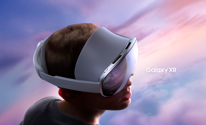 Visor de realidad extendida Samsung Galaxy XR en un primer plano, mostrando el diseño frontal con sus cámaras y sensores integrados