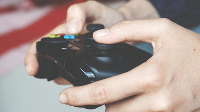 Un usuario jugando con un mando de Xbox
