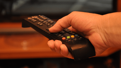 Usando un mando a distancia para cambiar de canal