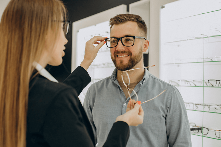 Imagen de una persona llevando gafas