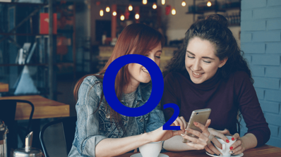 Dos personas usando un smartphone de O2