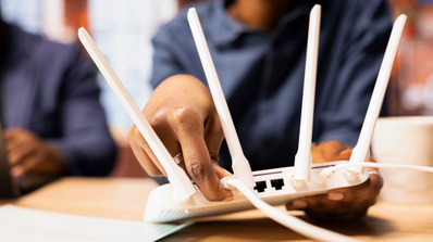 hombre conectando cables router