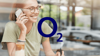 Mujer utilizando su smartphone para contactar con el servicio de atención al cliente de O2, ilustrando una de las varias vías de comunicación disponibles