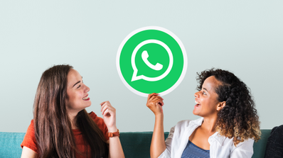 Ilustración de dos móviles mostrando una conversación de WhatsApp, simbolizando el envío y recepción de mensajes privados.