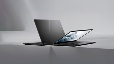 Portátil ASUS Zenbook 14 OLED en color Negro Jade visto desde un ángulo frontal, mostrando su pantalla OLED de 14 pulgadas y su diseño de chasis metálico