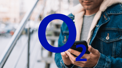 Imagen de un smartphone con el logo de O2