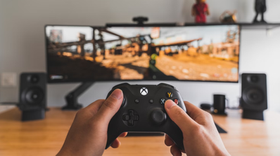 jugando consola Xbox monitor gaming