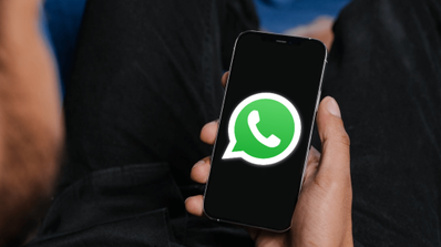Ilustración del logo de WhatsApp en la pantalla de un smartphone, representando el tema del artículo sobre trucos de la aplicación