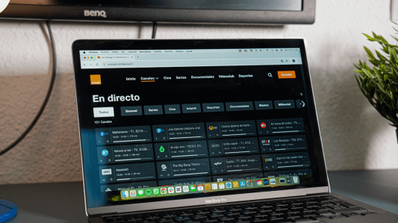 Interfaz de la aplicación Orange TV Libre en un Smart TV mostrando el mosaico de canales en directo, incluyendo opciones de fútbol y entretenimiento