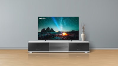 Un vistazo a la televisión de Philips instalada en un salón