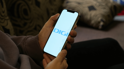 Imagen de un smartphone con el logo de Digi