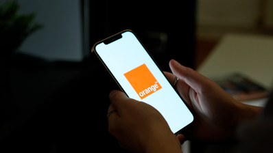 smartphone con el logo de Orange