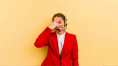 Mujer teleoperadora tapándose la cara