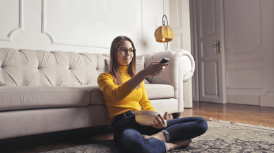 Chica cambiando de canal en la televisión