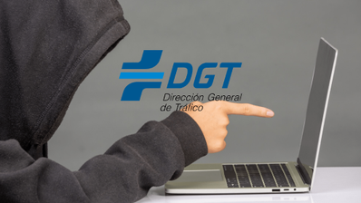 Imagen de un hacker señalando su portátil para enviar multas falsas de la DGT