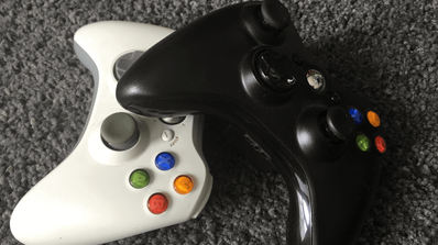 Dos mandos de la consola Xbox 360