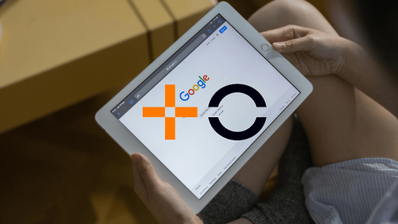 Imagen de un cliente de MasOrange navegando por los servicios de Google