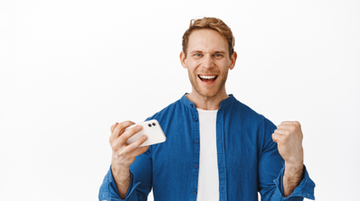 Imagen de un hombre feliz con su teléfono móvil