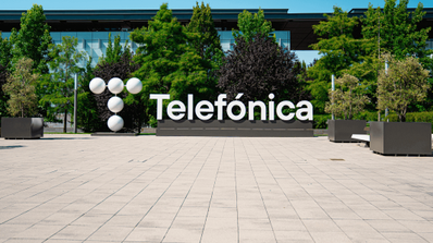 Logo exterior de Telefónica en el edificio de la empresa