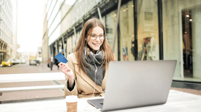 Una chica haciendo compras online en invierno