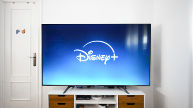 Una Smart TV con el logo de Disney+