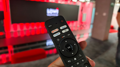 Imagen de un mando de la televisión de Lowi TV con los botones de streaming
