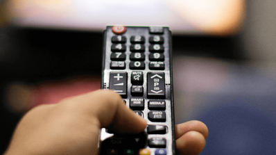 Usando el mando a distancia apuntando a la tele